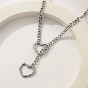 Collana lasso in acciaio inossidabile punk con doppi ciondoli a cuore e catena a anelli