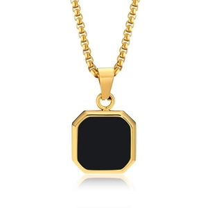 Collar de cadena dorada con colgante octogonal negro esmaltado de estilo minimalista