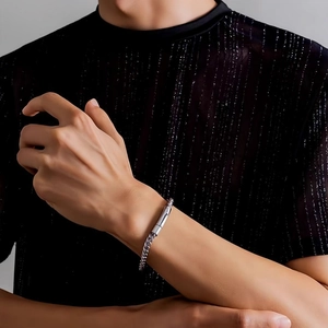 Gros plan d'un bracelet gourmette pour homme en acier inoxydable avec fermoir cylindrique