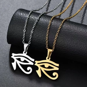 Vue détaillée des colliers Oeil d'Horus en argent et or sur un support en cuir noir
