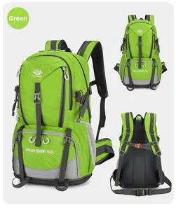 Dettaglio zaino da trekking verde 50L con tasche a rete laterali e cinghie robuste