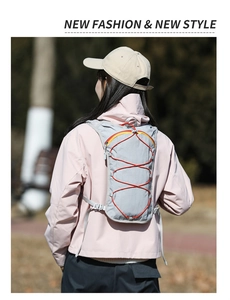 Dettaglio del gilet da corsa grigio con corde elastiche arancioni e zip gialle