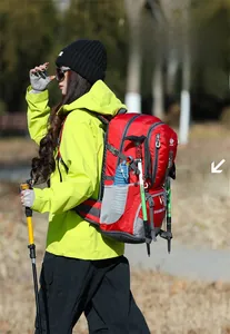 Dettaglio di uno zaino da trekking 50L impermeabile con bastoncini e attrezzatura esterna