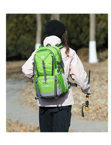 Zaino da trekking 50L verde, materiale impermeabile e scomparti multipli per l'outdoor