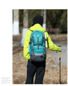Vista posteriore dello zaino da trekking impermeabile da 50L in blu e grigio all'aperto