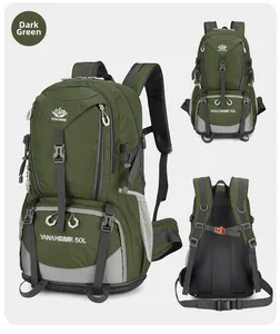 Dettaglio dello zaino da trekking verde scuro da 50 litri in nylon resistente agli strappi
