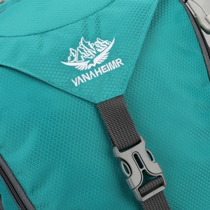 Dettaglio in nylon ripstop verde acqua con logo VANAHEIMR e fibbia sullo zaino da outdoor