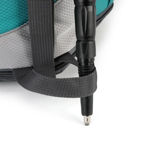 Dettaglio dei passanti per bastoncini da trekking su zaino in nylon ripstop