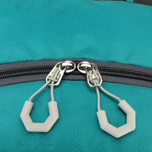 Vista macro del tessuto in nylon ripstop impermeabile e delle doppie cerniere ergonomiche