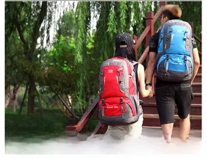 Outdoor enthusiasts with 60L mountaineering backpacks in red and blue colors on a trail