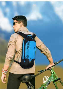 Detail eines blauen Fahrradrucksacks mit vertikaler Reißverschlusstasche und SADDLED RIDING Logo