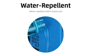 Nahaufnahme des wasserfesten blauen Radrucksacks mit Wassertropfen auf dem Gewebe