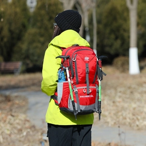 Zaino da trekking rosso 50L impermeabile per campeggio con sistema di attacco per bastoncini