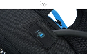 Detailansicht des H2O-Trinksystemauslasses an einem schwarzen Outdoor-Fahrradrucksack