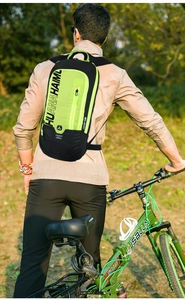 Detailansicht des fluoreszierenden grünen Fahrradrucksacks mit reflektierendem CN750-Text
