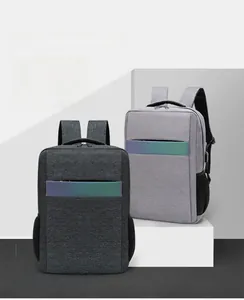Detailansicht des wasserfesten Business-Rucksacks mit seitlicher Netztasche und Tragegriff