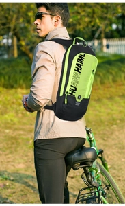 Trinkrucksack für Outdoor-Aktivitäten in Neongrün und Schwarz beim Wandern