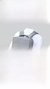 Detail eines grauen wasserdichten Laptop-Rucksacks mit Reflektorstreifen am Model