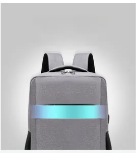 Detail eines wasserdichten Laptop-Rucksacks mit Laser-Farbstreifen und USB-Ladeanschluss