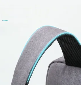 Detail der S-förmigen ergonomischen Schultergurte mit atmungsaktivem Mesh und USB-Anschluss