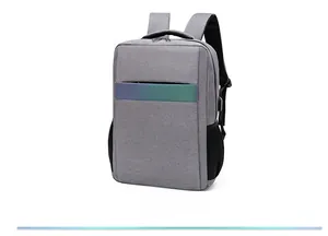 Seitenansicht grauer wasserdichter Laptop-Rucksack mit Reflexstreifen und USB-Anschluss