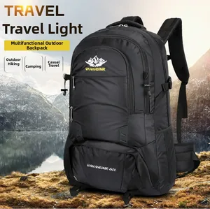 Detailopname van een 60L outdoor wandelrugzak met ergonomische heupbanden en ritsen