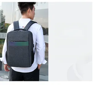 Detailansicht eines wasserfesten Business-Rucksacks mit breiten Gurten und Seitentasche