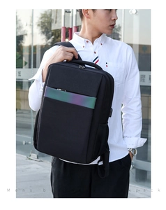 Detail eines wasserdichten Business-Rucksacks mit Reflektorstreifen und robustem Nylongewebe