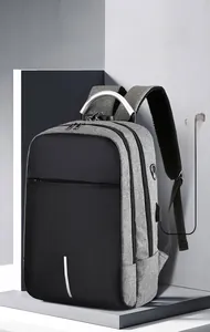 Detailansicht des Rucksacks mit USB-Ladeanschluss, Zahlenschloss und reflektierendem Streifen