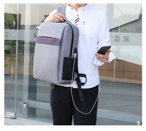 Grauer wasserdichter Laptop Rucksack mit externem USB Ladeanschluss und Reflexstreifen