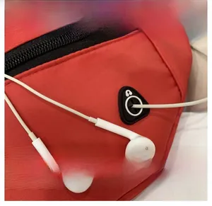 Detailansicht der roten Nylon-Gürteltasche mit praktischem schwarzem Gummikopfhöreranschluss