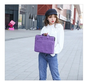 Lila minimalistische Laptoptasche mit Griffen für 13 bis 15 Zoll Notebooks in Außenansicht
