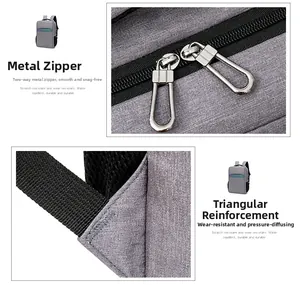 Detail der ergonomischen Doppel-Metallreißverschlüsse und verstärkten Dreiecksnähte am Rucksack