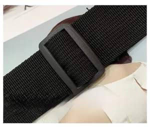 Makro-Detail der hochwertigen schwarzen Kunststoffschnalle und des elastischen Hüftgurts