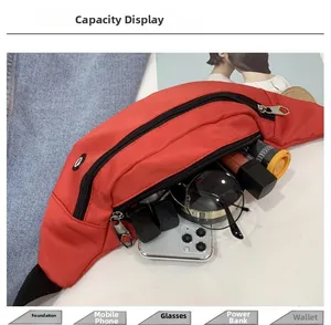 Makroansicht der roten Nylon-Gürteltasche mit Platz für Handy und Sonnenbrille