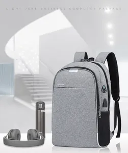 Détail d'un sac à dos d'affaires gris avec port de charge USB et poche en filet