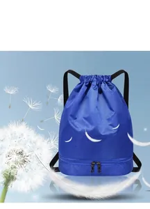 Détail du sac à dos bleu marine à cordon avec texture diamant étanche et tissu ultra léger