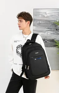 Detalle de la mochila impermeable de gran capacidad con múltiples bolsillos y cremalleras