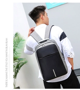 Seitenansicht des grauen und schwarzen Diebstahlschutz Rucksacks an einem Model