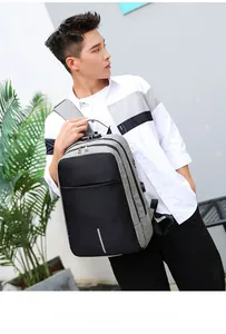 Detailansicht eines Anti-Diebstahl-Laptop-Rucksacks mit USB-Anschluss und Zahlenschloss