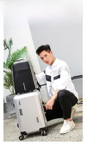 Modernes Reiseset mit wasserdichtem Business-Rucksack und silbernem Hartschalenkoffer