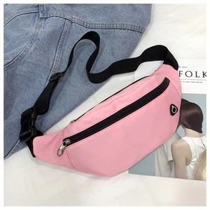 Détail du sac banane en nylon rose avec sangle réglable noire et boucles solides
