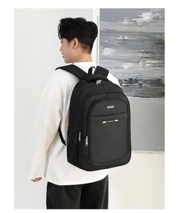Vista lateral de una mochila negra impermeable usada por un modelo para ver la talla