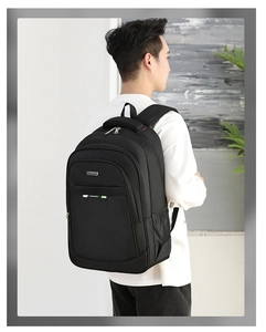 Vista lateral de la mochila negra impermeable grande con correa SPORT y bolsillo de red