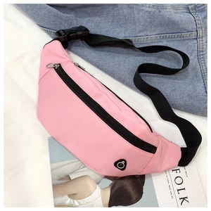 Sac banane en nylon rose avec sangle réglable noire sur fond de veste en jean