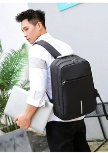 Detailansicht wasserabweisender schwarzer Business-Rucksack mit reflektierenden Sicherheitsstreifen
