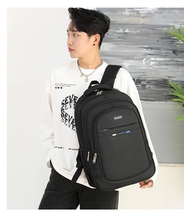 Vista lateral de una mochila deportiva negra impermeable de gran capacidad con modelo