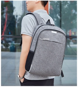 Gros plan du sac à dos business gris avec verrou de sécurité et poche latérale en filet