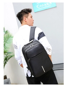 Seitenansicht des schwarzen Business-Laptop-Rucksacks am Modell zeigt das wasserdichte Gewebe