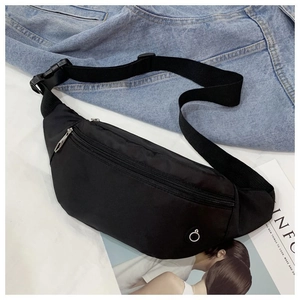 Détail de la sacoche banane en nylon imperméable avec zip métal et sangle réglable